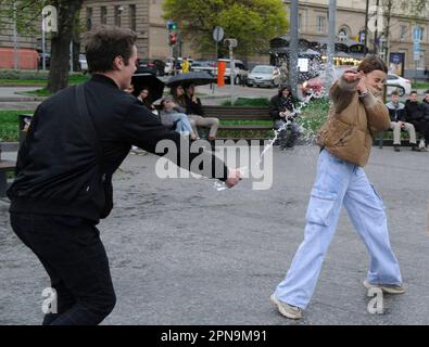 Lemberg, Ukraine. 17. April 2023. Die Ukrainer gießen sich auf der Straße im Stadtzentrum inmitten der russischen Invasion in die Ukraine gegenseitig Wasser. Der Brauch des Wassertauchens ist ein uralter Ritus der Frühjahrspülung, der am Ostermontag stattfindet. (Foto: Mykola Tys/SOPA Images/Sipa USA) Guthaben: SIPA USA/Alamy Live News Stockfoto