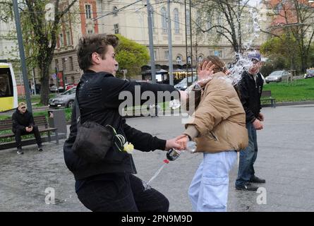 Lemberg, Ukraine. 17. April 2023. Die Ukrainer gießen sich auf der Straße im Stadtzentrum inmitten der russischen Invasion in die Ukraine gegenseitig Wasser. Der Brauch des Wassertauchens ist ein uralter Ritus der Frühjahrspülung, der am Ostermontag stattfindet. (Foto: Mykola Tys/SOPA Images/Sipa USA) Guthaben: SIPA USA/Alamy Live News Stockfoto