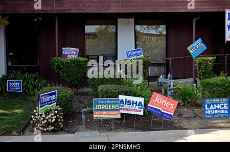 Wahlkampfschilder vor dem demokratischen Hauptquartier, Ohlone Area in Fremont, Kalifornien, Stockfoto