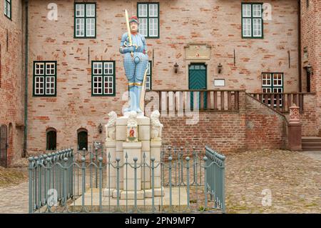 Statue des Grafen von Roland von Bederkesa vor dem Eingang des Burg Bederkesa Museums (Region Cuxhaven) Deutschland Stockfoto