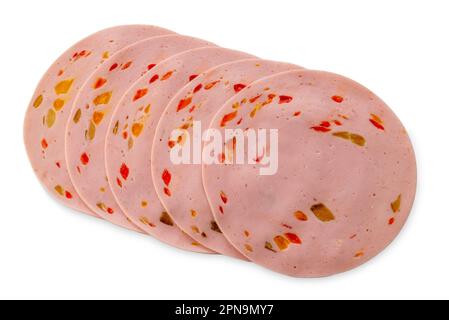 Paprika lyoner Wurstscheiben mit roter Paprika, isoliert auf weiß, mit Schnittpfad Stockfoto