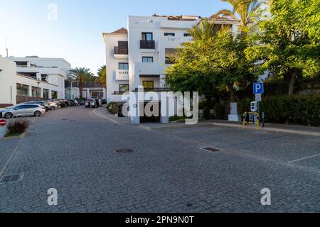 Ladestation für Elektrofahrzeuge im Belmar Spa Resort, Lagos Stockfoto