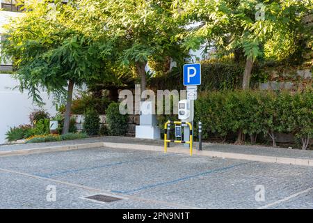 Ladestation für Elektrofahrzeuge im Belmar Spa Resort, Lagos Stockfoto