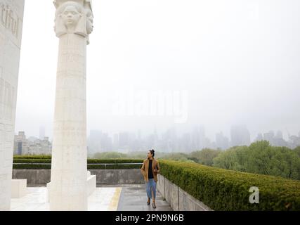 New York, USA. 17. April 2023. Gäste besichtigen die Sphinx-Skulpturen, Hieroglyphe und gräberähnlichen Strukturen im Met's Iris und B. Gerald Cantor Roof Garden Garden Garden Garden Garden Garden Garden Garden Garden Garden Commission: Lauren Halsey im Met Museum in New York City am Montag, den 17. April 2023. Kredit: UPI/Alamy Live News Stockfoto