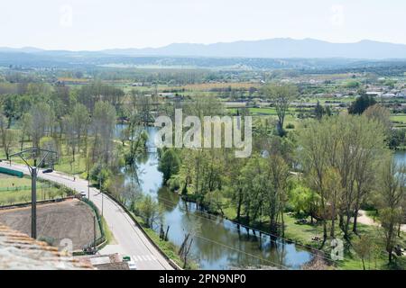 Wanderweg entlang des Flusses Agueda in Ciudad Rodrigo. Salamanca Stockfoto