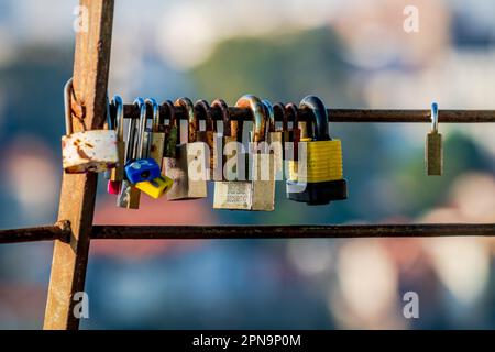 Love-Vorhängeschlösser: Eine süße und sentimentale Geste, bei der Paare Vorhängeschlösser auf einem Zaun auf einer Brücke verriegeln, um ihre tiefe Liebe und ihr Engagement für On zu repräsentieren Stockfoto