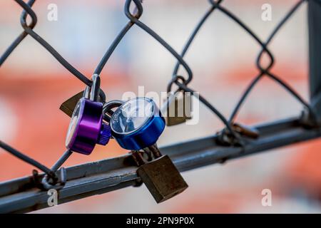 Lovelocks: Die romantische Tradition der Liebsten, Vorhängeschlösser an einem Zaun auf einer Brücke zu verriegeln, was ihre anhaltende Liebe füreinander symbolisiert. Stockfoto