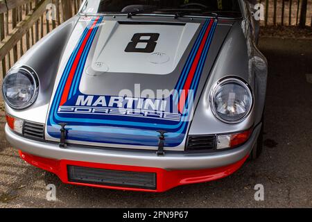 1973 Porsche 911 RSR bei Mitgliederversammlung im Goodwood Motor Circuit in West Sussex, Großbritannien. Stockfoto