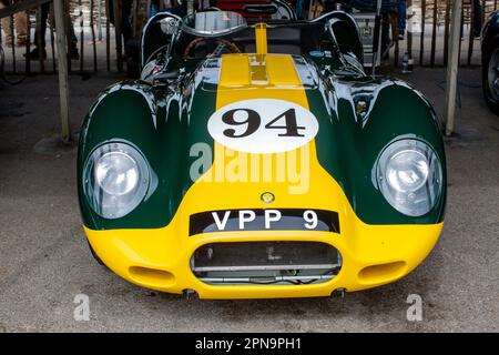 1958 Lister Jaguar „Knobbly“ beim Mitgliedertreffen auf dem Goodwood Motor Circuit in West Sussex, Großbritannien. Stockfoto