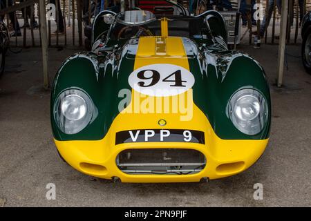 Rennwagen in der Koppel des Goodwood Members Meeting 80 in West Sussex, Großbritannien. Stockfoto