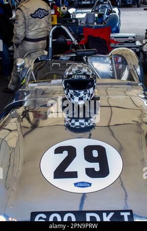 1958 Uhr Lola-Climax Mk1 mit Fahrer beim Mitgliedertreffen am Goodwood Motor Circuit in West Sussex, Großbritannien. Stockfoto