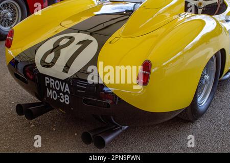 Rückansicht des Ferrari-Rennwagens auf dem Mitgliedertreffen auf dem Goodwood Motor Circuit in West Sussex, Großbritannien. Stockfoto