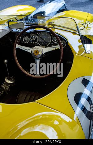 Seltener Ferrari bei Mitgliedertreffen im Goodwood Motor Circuit in West Sussex, Großbritannien. Vintage Ferrari-Lenkrad. Stockfoto