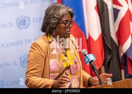 New York, Usa. 17. April 2023. Botschafterin Linda Thomas-Greenfield von den USA spricht, um die Lage im Sudan zu forcieren und einen sofortigen Waffenstillstand und die Aufnahme von Verhandlungen am UN-Hauptquartier zu fordern. (Foto: Lev Radin/Pacific Press) Kredit: Pacific Press Media Production Corp./Alamy Live News Stockfoto