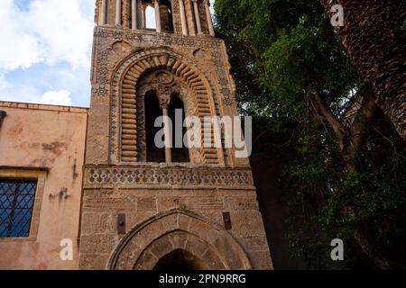 Blick auf den Glockenturm der Kirche Martorana, Palermo. Sizilien Stockfoto