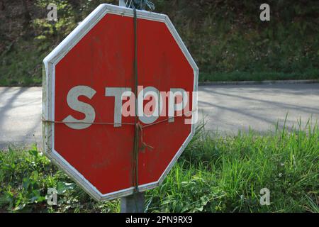 señal de tráfico amarrada Stockfoto