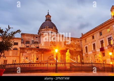 Stadtbild von Palermo mit dem berühmten Praetorianischen Brunnen Piazza della Vergogna, der sich bei Sonnenuntergang auf der Piazza Pretoria befindet. Sizilien, Italien Stockfoto