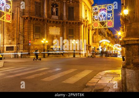 Der Blick auf den Quattro Canti, offiziell bekannt als Piazza Vigliena, ist ein barocker Platz in Palermo, Sizilien, Italien Stockfoto