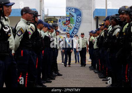 Valencia, Carabobo, Venezuela. 17. April 2023. 17. April 2023. Die Stadtpolizei von San Diego wird vom Büro des Bürgermeisters an die Direktleitung zurückgeschickt. Im Jahr 2014 intervenierte die nationale Regierung in die Kommunalpolizei und hielt sie bis heute unter ihrem Befehl, als sie erneut der Kommunalverwaltung und Leitung von Bürgermeister Leon Jurado übergeben wurde. Foto: Juan Carlos Hernandez (Kreditbild: © Juan Carlos Hernandez/ZUMA Press Wire) NUR REDAKTIONELLE VERWENDUNG! Nicht für den kommerziellen GEBRAUCH! Stockfoto