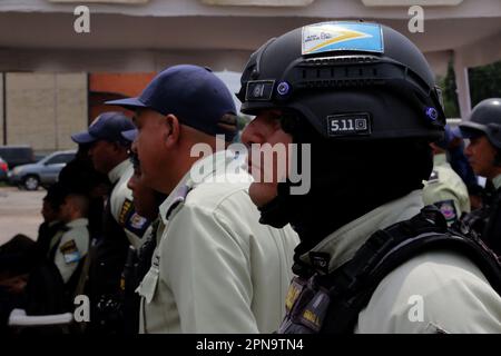 Valencia, Carabobo, Venezuela. 17. April 2023. 17. April 2023. Die Stadtpolizei von San Diego wird vom Büro des Bürgermeisters an die Direktleitung zurückgeschickt. Im Jahr 2014 intervenierte die nationale Regierung in die Kommunalpolizei und hielt sie bis heute unter ihrem Befehl, als sie erneut der Kommunalverwaltung und Leitung von Bürgermeister Leon Jurado übergeben wurde. Foto: Juan Carlos Hernandez (Kreditbild: © Juan Carlos Hernandez/ZUMA Press Wire) NUR REDAKTIONELLE VERWENDUNG! Nicht für den kommerziellen GEBRAUCH! Stockfoto