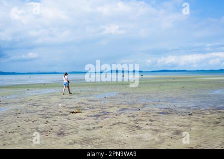 Santo Amaro, Bahia, Brasilien - 15. Mai 2022: Blick auf Itapema Beach an einem sonnigen Tag. Stadt Santo Amaro in Bahia. Stockfoto