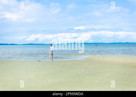 Santo Amaro, Bahia, Brasilien - 15. Mai 2022: Blick auf Itapema Beach an einem sonnigen Tag. Stadt Santo Amaro in Bahia. Stockfoto