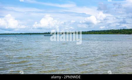 Santo Amaro, Bahia, Brasilien - 15. Mai 2022: Blick auf Itapema Beach an einem sonnigen Tag. Stadt Santo Amaro in Bahia. Stockfoto