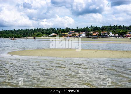 Santo Amaro, Bahia, Brasilien - 15. Mai 2022: Blick auf Itapema Beach an einem sonnigen Tag. Stadt Santo Amaro in Bahia. Stockfoto