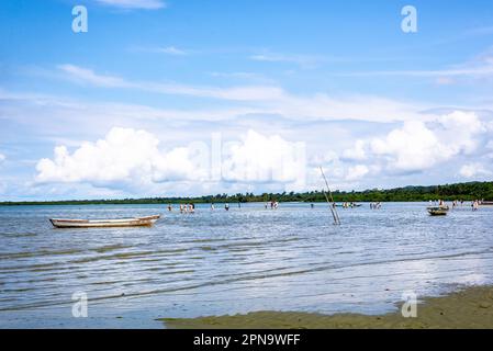 Santo Amaro, Bahia, Brasilien - 15. Mai 2022: Blick auf Itapema Beach an einem sonnigen Tag. Stadt Santo Amaro in Bahia. Stockfoto