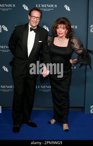 Percy Gibson und Dame Joan Collins besuchen das BFI London Film Festival Luminous Gala im Londoner Hotel in London. Stockfoto