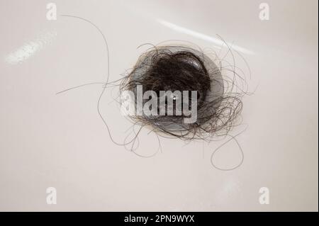 Verstopfte Haare auf dem Waschbecken Makro aus der Nähe Stockfoto