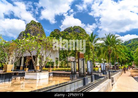 Palmen und Bungalows Häuser in der Nähe der Klippen am Ao Phra Nang Beach, Railay East Ao Nang, Krabi, Thailand. Stockfoto