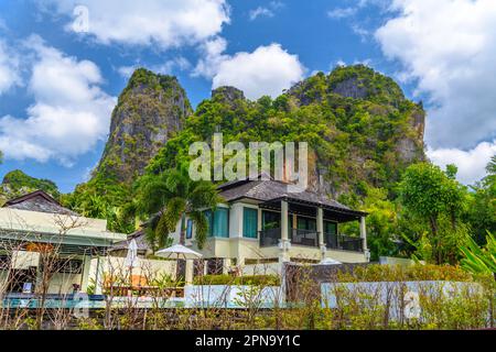 Palmen und Bungalows Häuser in der Nähe der Klippen am Ao Phra Nang Beach, Railay East Ao Nang, Krabi, Thailand. Stockfoto