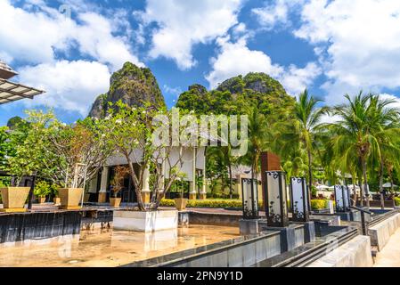 Palmen und Bungalows Häuser in der Nähe der Klippen am Ao Phra Nang Beach, Railay East Ao Nang, Krabi, Thailand. Stockfoto