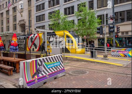 Hoston, Texas - 8. April 2023: Blick auf die Main Street im Zentrum von Housons Finanzdistrikt. Stockfoto