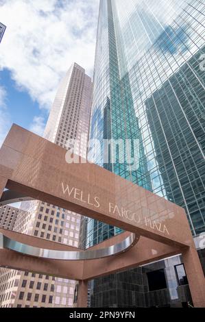 Hoston, Texas - 8. April 2023: Außenansicht des Wells Fargo Plaza in Houston. Stockfoto