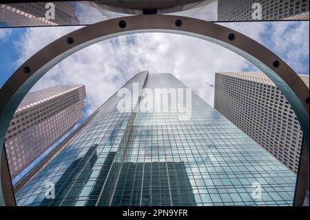 Hoston, Texas - 8. April 2023: Außenansicht des Wells Fargo Plaza in Houston. Stockfoto