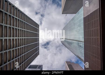 Hoston, Texas - 8. April 2023: Außenansicht des Wells Fargo Plaza in Houston. Stockfoto