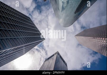 Hoston, Texas - 8. April 2023: Außenansicht des Wells Fargo Plaza in Houston. Stockfoto