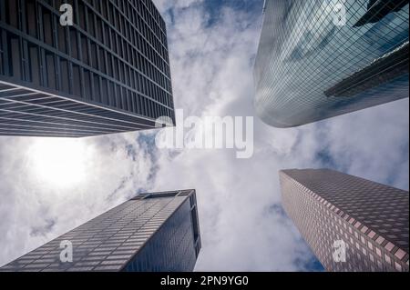 Hoston, Texas - 8. April 2023: Außenansicht des Wells Fargo Plaza in Houston. Stockfoto