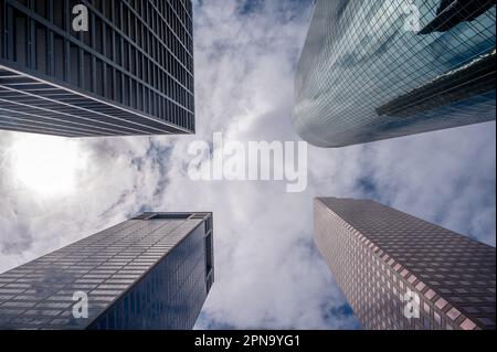 Hoston, Texas - 8. April 2023: Außenansicht des Wells Fargo Plaza in Houston. Stockfoto