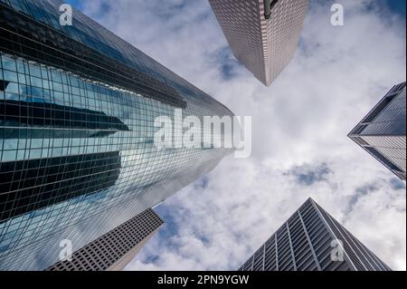 Hoston, Texas - 8. April 2023: Außenansicht des Wells Fargo Plaza in Houston. Stockfoto