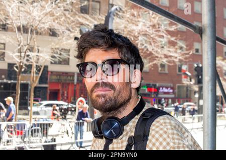 New York, New York, USA. 13. April 2023. Mann mit Bart, Sonnenbrille und Kopfhörern von Sony. (Kreditbild: © John Marshall Mantel/ZUMA Press Wire) NUR REDAKTIONELLE VERWENDUNG! Nicht für den kommerziellen GEBRAUCH! Stockfoto