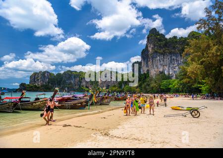 KRABI, THAILAND - MÄRZ 2018: Langboote und Felsen am Railay Beach West, Ao Nang, Krabi, Thailand. Stockfoto