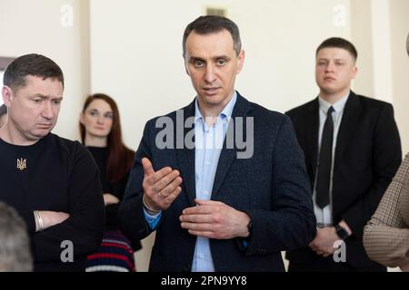 Wynnyky, Ukraine. 14. April 2023. Der ukrainische Gesundheitsminister Viktor Liashko, Zentrum, stellt eine Frage, während der Gouverneur der Region Lemberg, Maksym Kozytsky, links, während der Eröffnung des Superhumans Prothetik- und Rehabilitationsmedizinischen Zentrums am 14. April 2023 in Lemberg, Ukraine, zuschaut. Kredit: Ukrainischer Ratsvorsitz/Pressestelle Des Ukrainischen Präsidenten/Alamy Live News Stockfoto