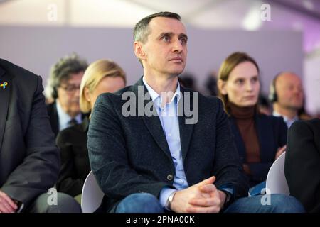 Wynnyky, Ukraine. 14. April 2023. Der ukrainische Gesundheitsminister Viktor Liashko, Center, hört während der Einweihung des medizinischen Zentrums für Prothetik und Rehabilitation von Superhumans, 14. April 2023 in Lemberg, Ukraine, zu. Kredit: Ukrainischer Ratsvorsitz/Pressestelle Des Ukrainischen Präsidenten/Alamy Live News Stockfoto