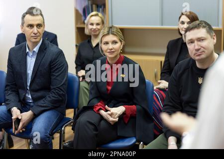 Wynnyky, Ukraine. 14. April 2023. Die ukrainische First Lady Olena Zelenska, Center, hört eine Präsentation zusammen mit dem ukrainischen Gesundheitsminister Dr. Viktor Liashko, Left, und dem Gouverneur der Region Lemberg, Maksym Kozytsky, Rechts, während der Eröffnung des Superhumans Prothetik und Rehabilitation Medical Center, 14. April 2023 in Lemberg, Ukraine. Kredit: Ukrainischer Ratsvorsitz/Pressestelle Des Ukrainischen Präsidenten/Alamy Live News Stockfoto