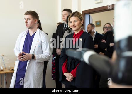 Wynnyky, Ukraine. 14. April 2023. Ukrainische First Lady Olena Zelenska, rechts, hört sich eine Präsentation während der Einweihung des Superhumans Prothetik und Rehabilitation Medical Center, 14. April 2023 in Lemberg, Ukraine. Kredit: Ukrainischer Ratsvorsitz/Pressestelle Des Ukrainischen Präsidenten/Alamy Live News Stockfoto