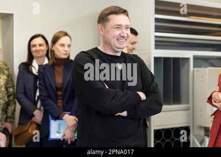 Wynnyky, Ukraine. 17. April 2023. Der ukrainische Gouverneur der Region Lemberg, Maksym Kozytsky, Center, lächelt, während er die Demonstration während der Eröffnung des Superhumans Prothetik- und Rehabilitationsmedizinischen Zentrums, 14. April 2023 in Lemberg, Ukraine, beobachtet. Kredit: Ukrainischer Ratsvorsitz/Pressestelle Des Ukrainischen Präsidenten/Alamy Live News Stockfoto