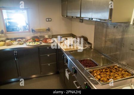 Mess/Cafeteria in HDMS Triton während des Betriebs vor der kanadischen Küste Nanook im August 2022. Stockfoto